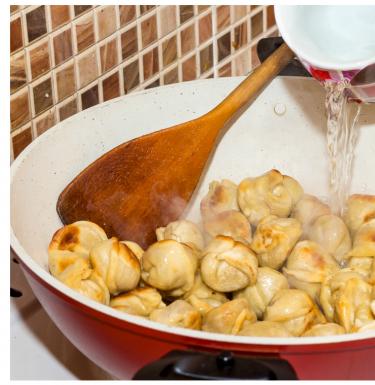 Cara menggoreng pangsit dalam wajan: beku dan tidak - resep yang tepat