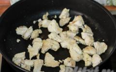 Julienne dengan ayam dan jamur dalam saus krim asam